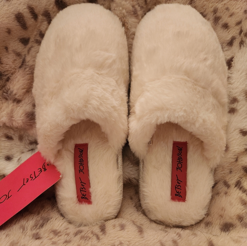 NWT Betsy Johnson Super Plush Bright White Slippers W/Sparkly Silver trim M 7 8